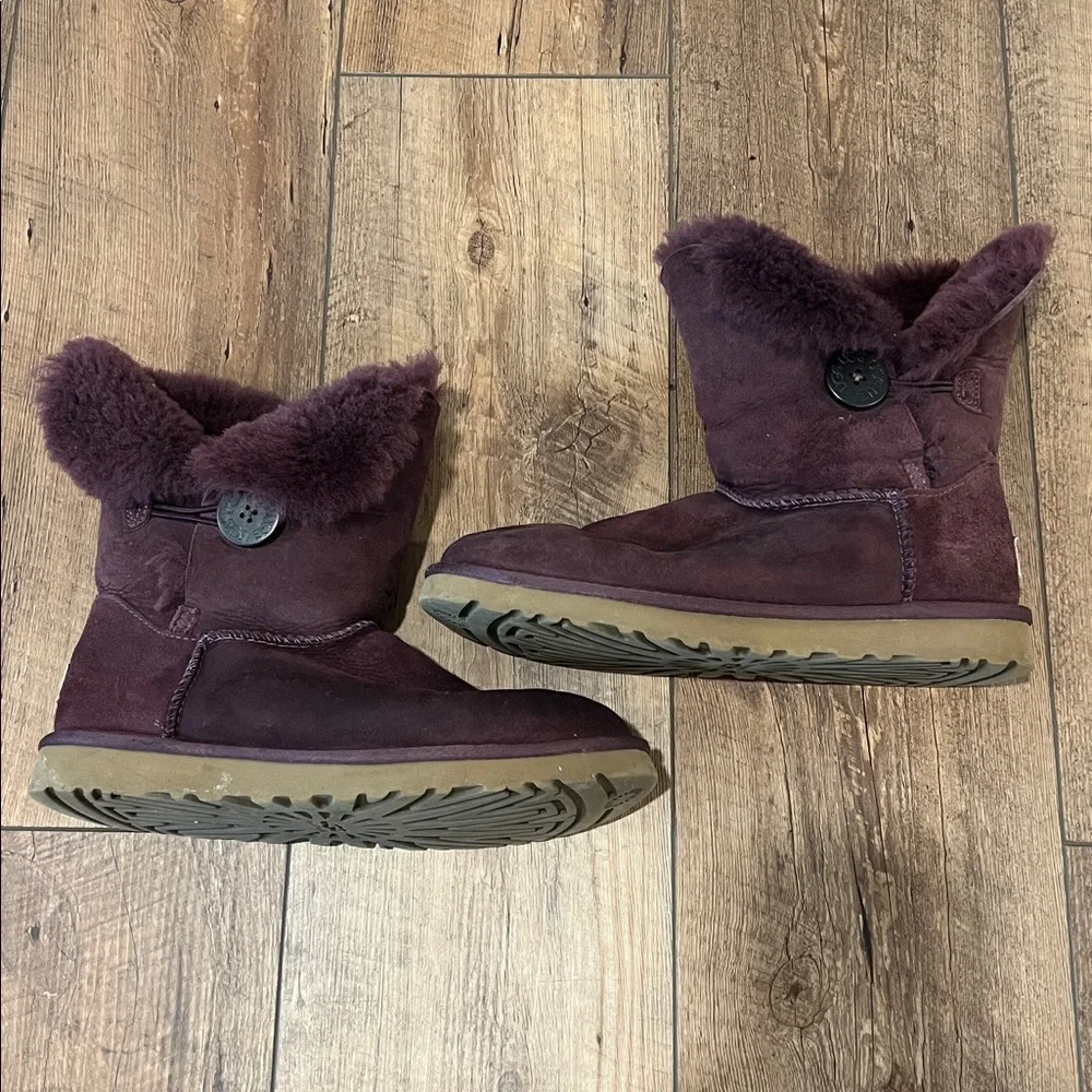 UGG Bailey Button Boots, size 8